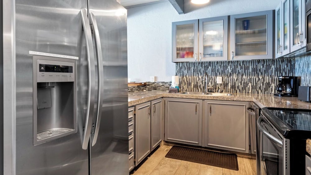 Stunning Top Floor Ocean Front Condo AC & Wifi