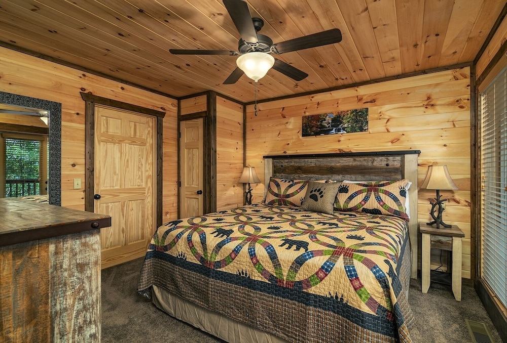 Take A Paws - 3 Bedrooms, 3 Baths, Sleeps 8 1 Cabin by RedAwning view 3