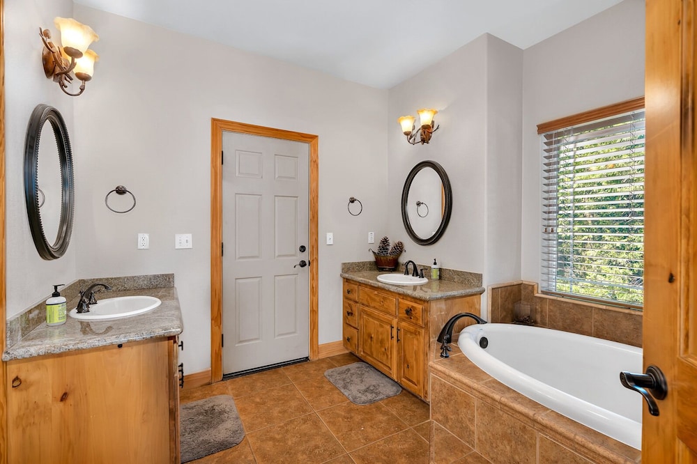 Timber Lodge - 5 Min to Shaver Lake! view 2