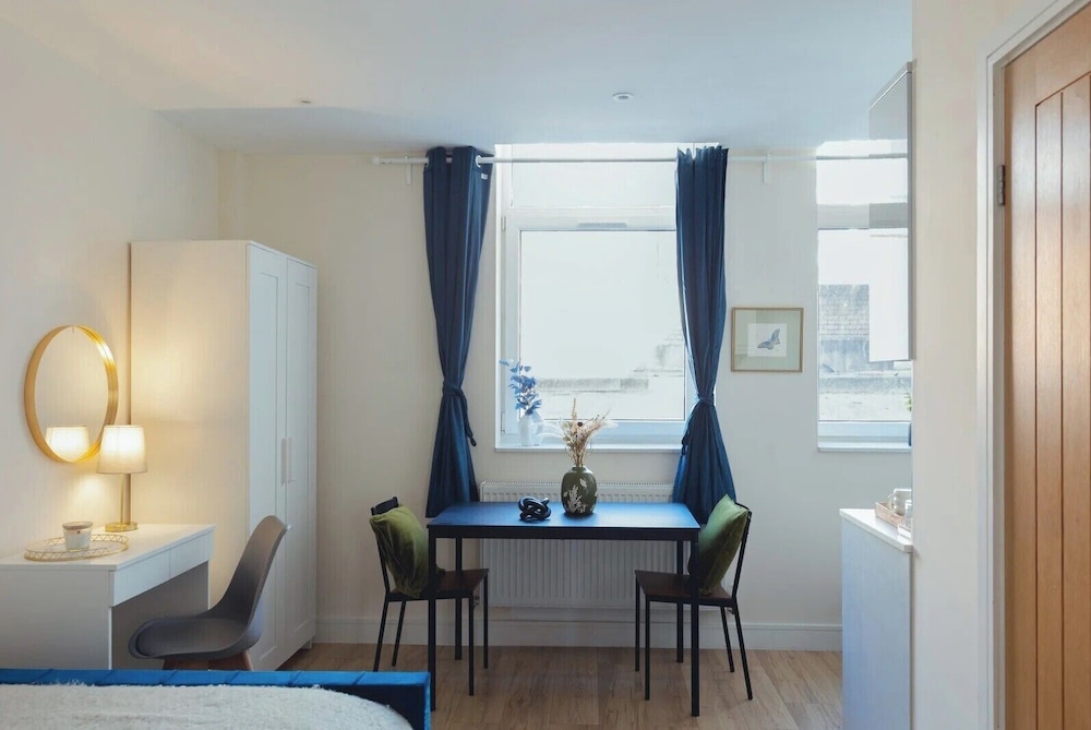 Crendon House Cosy Studio - Sleeps 2 & Kitchen