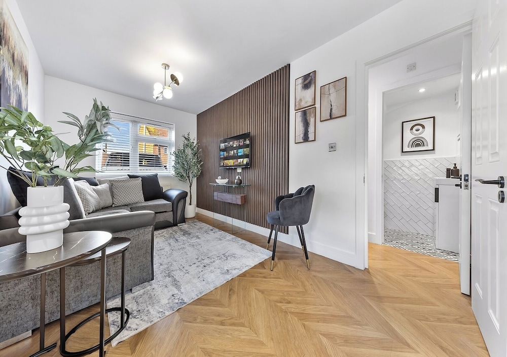 Spacious 4BR Home in Brentford, Free Parking