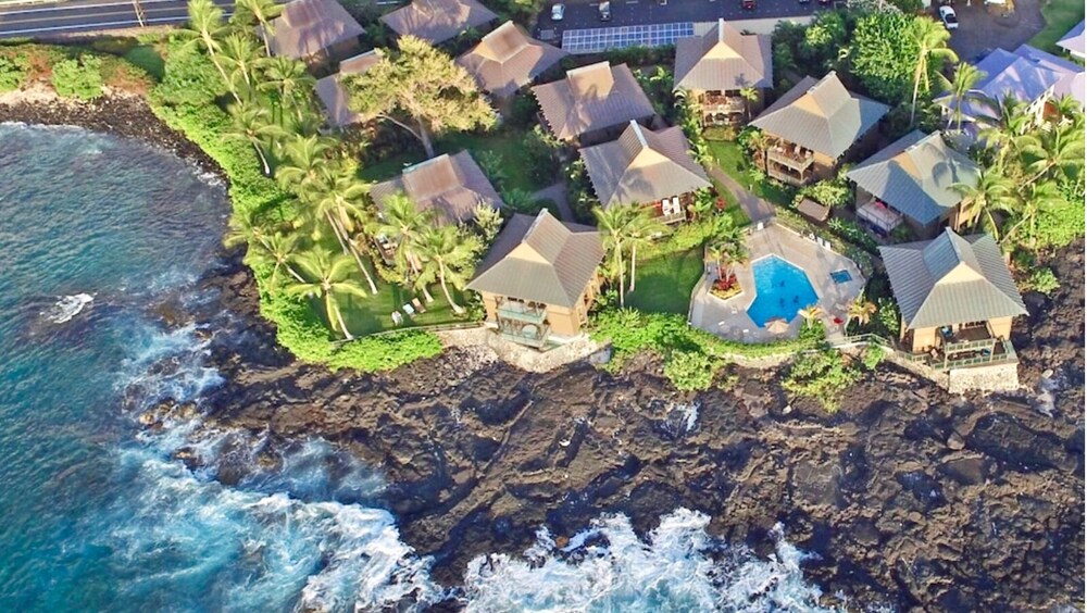 Sophisticated Oceanfront Retreat - Air-conditioned - Walk to Beach - Vrkcv
