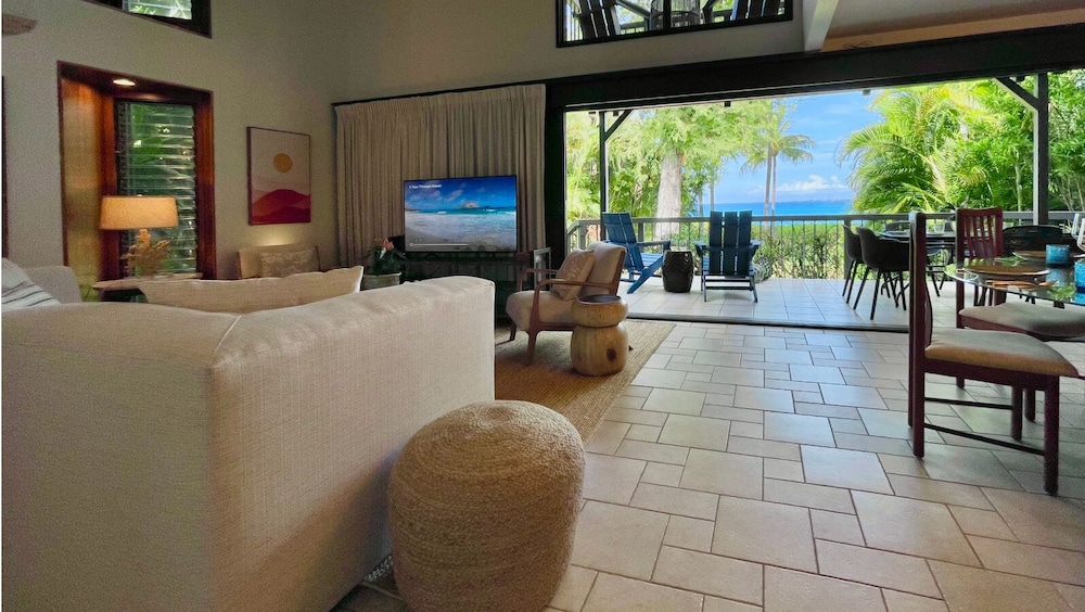 Sophisticated Oceanfront Retreat - Air-conditioned - Walk to Beach - Vrkcv