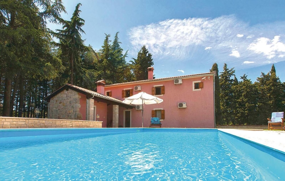 Stunning Home in Vrsar With Wifi and 3 Bedrooms view 3