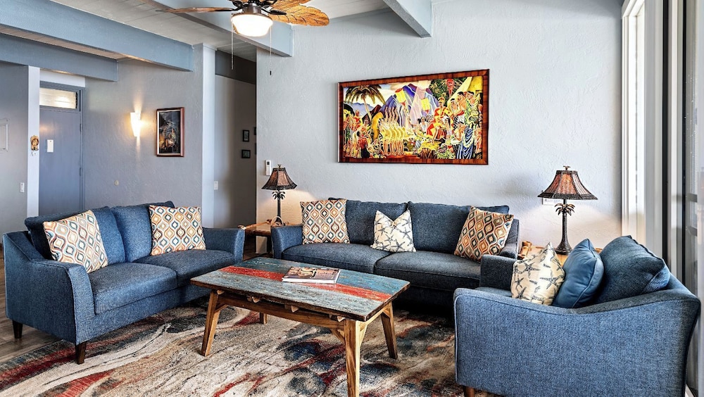 Stunning Top Floor Ocean Front Condo AC & Wifi
