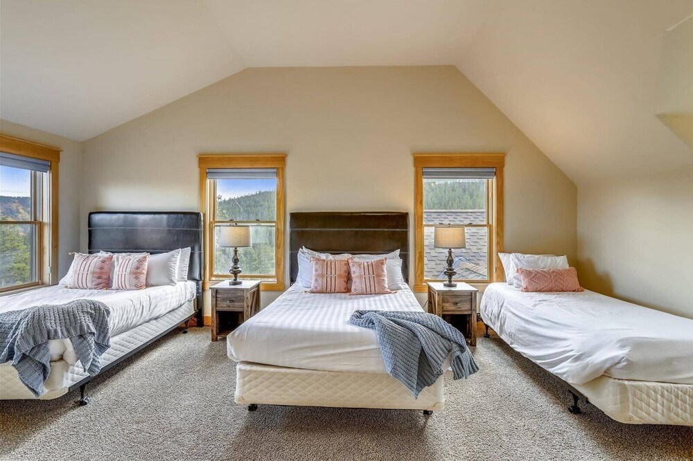 Luxury 5 Bedroom Pet-friendly Home in Breckenridge - 2 Miles to Main Street