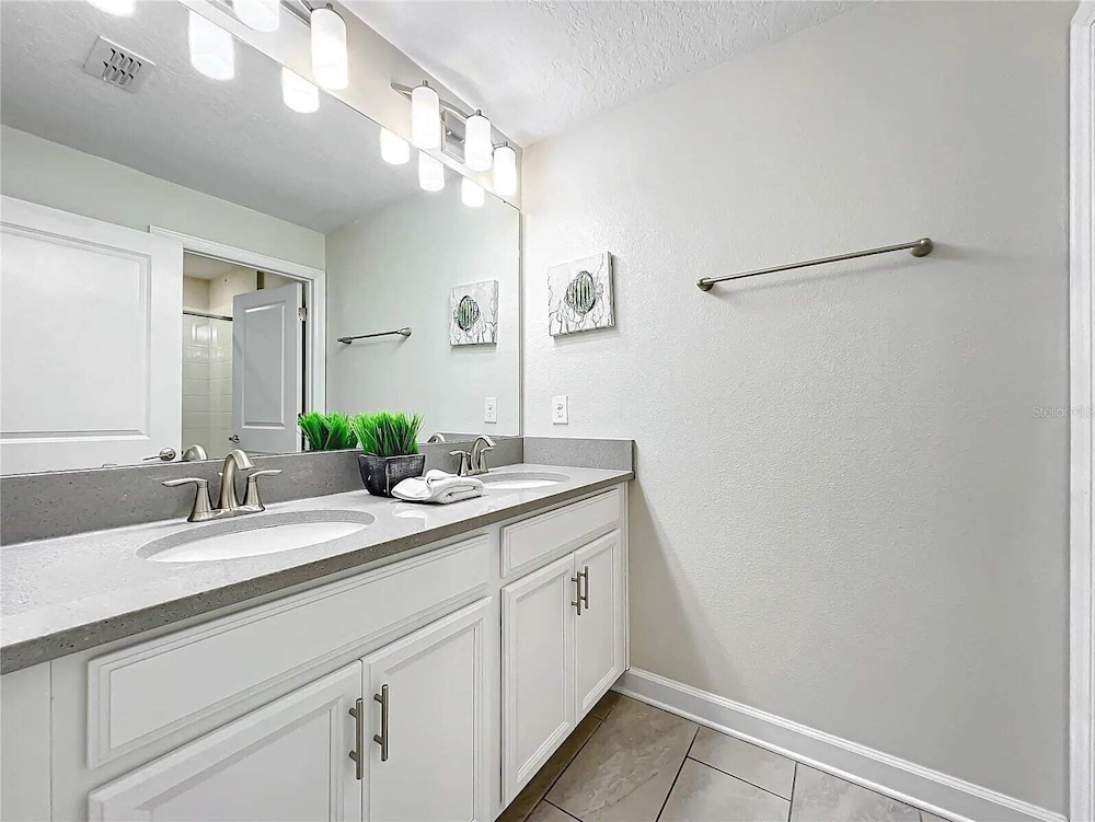 Stunning 4Bd W/ Pool @ Storey Lake 5019