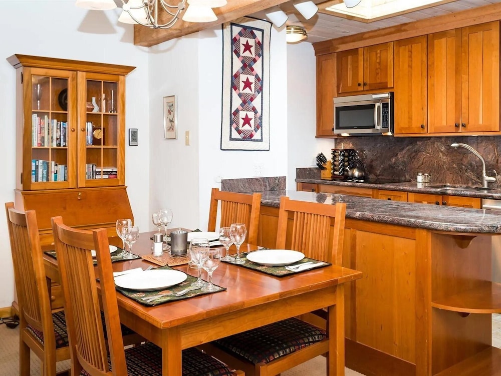 Downtown Aspen 2 Bedroom Near Lift 1A w/ Pool & hot Tub!