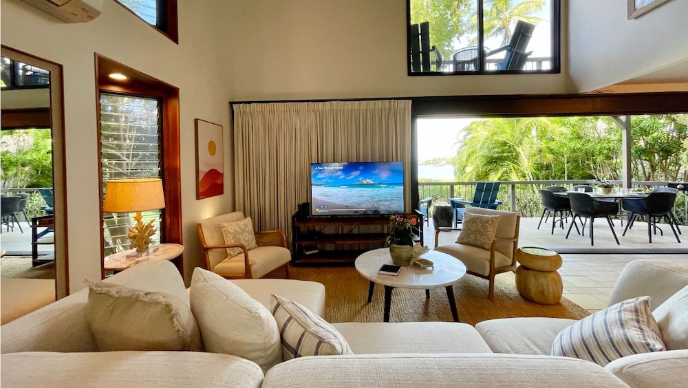 Sophisticated Oceanfront Retreat - Air-conditioned - Walk to Beach - Vrkcv
