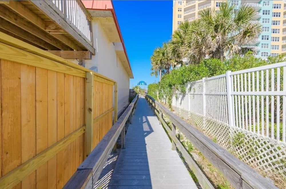 Palm Breeze Retreat Sleeps 10!