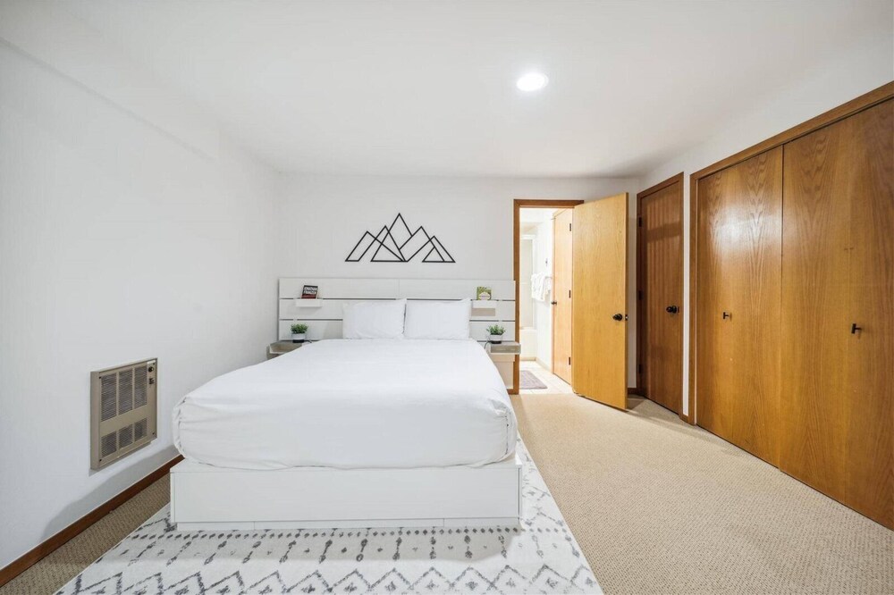 Pet-friendly 3 Bedroom Townhome in Frisco - Short Drive to Breck!