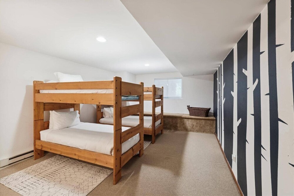 Pet-friendly 3 Bedroom Townhome in Frisco - Short Drive to Breck!