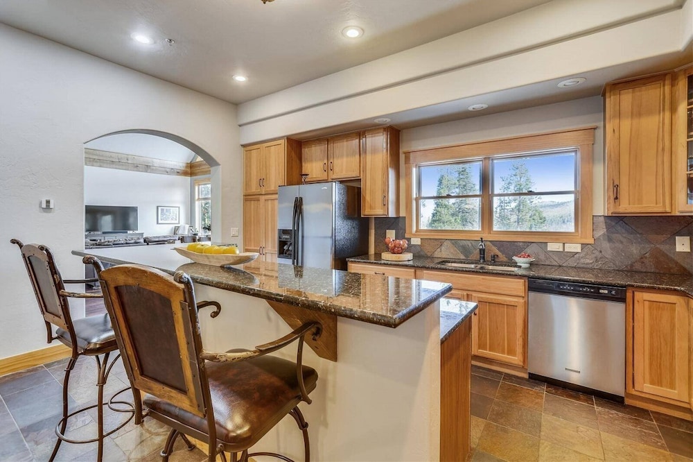 Luxury 5 Bedroom Pet-friendly Home in Breckenridge - 2 Miles to Main Street