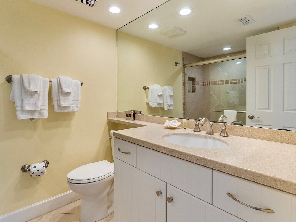 Shorewood Condos by Dream Vacation Rentals