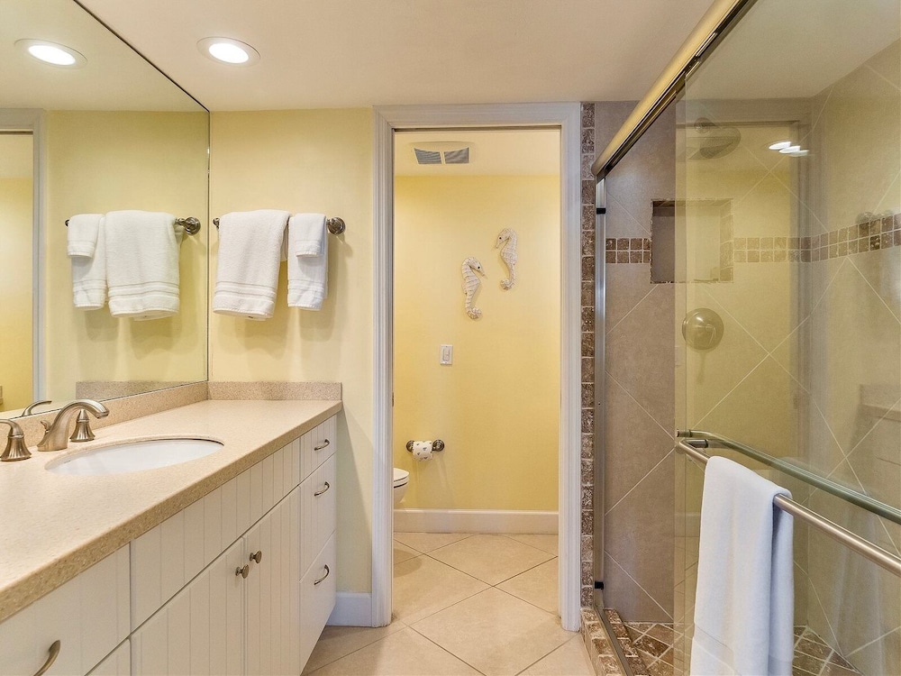 Shorewood Condos by Dream Vacation Rentals