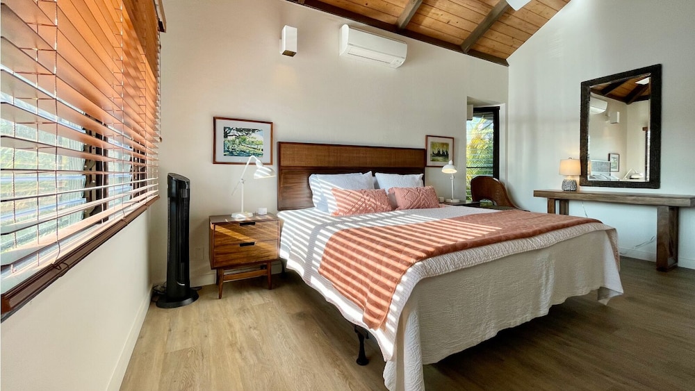 Sophisticated Oceanfront Retreat - Air-conditioned - Walk to Beach - Vrkcv