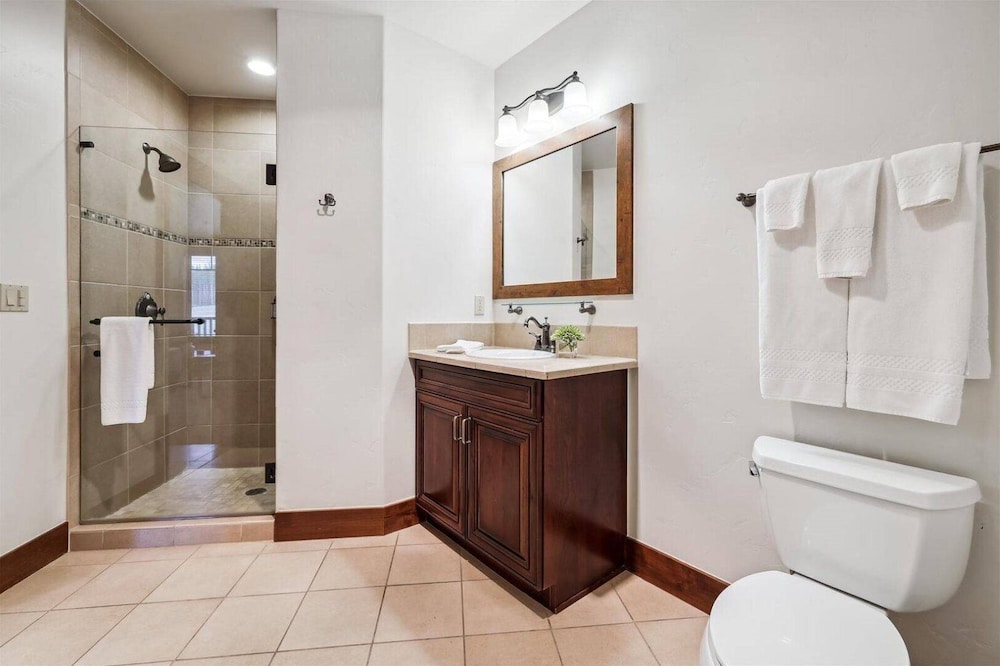 Luxury Crystal Peak Lodge 2 Bedroom Condo - Ski In, Ski Out