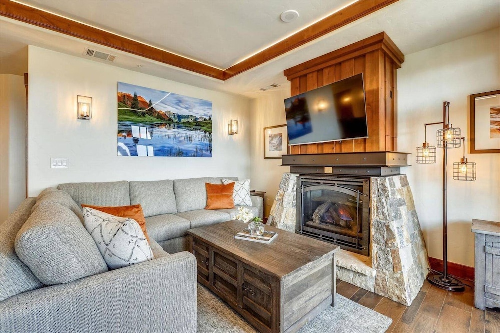 Luxury One Ski Hill 2 Bedroom Ski-in/out Condo at Peak 8 view 4