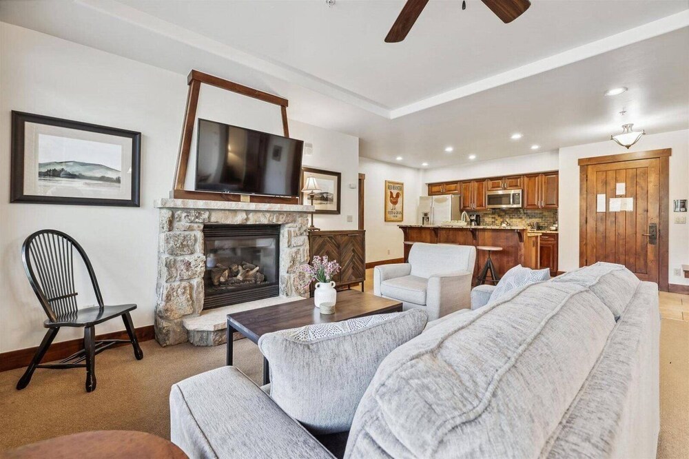 Luxury Crystal Peak Lodge 2 Bedroom Condo - Ski In, Ski Out