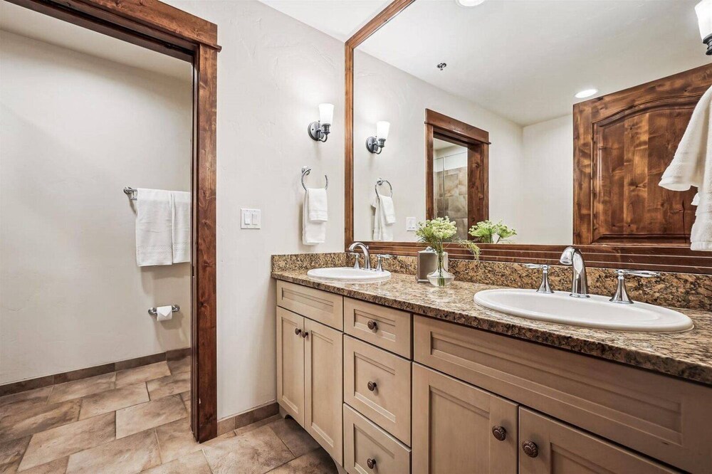 Luxury Ski-in/ski-out Bluesky 2 Bedroom Condo