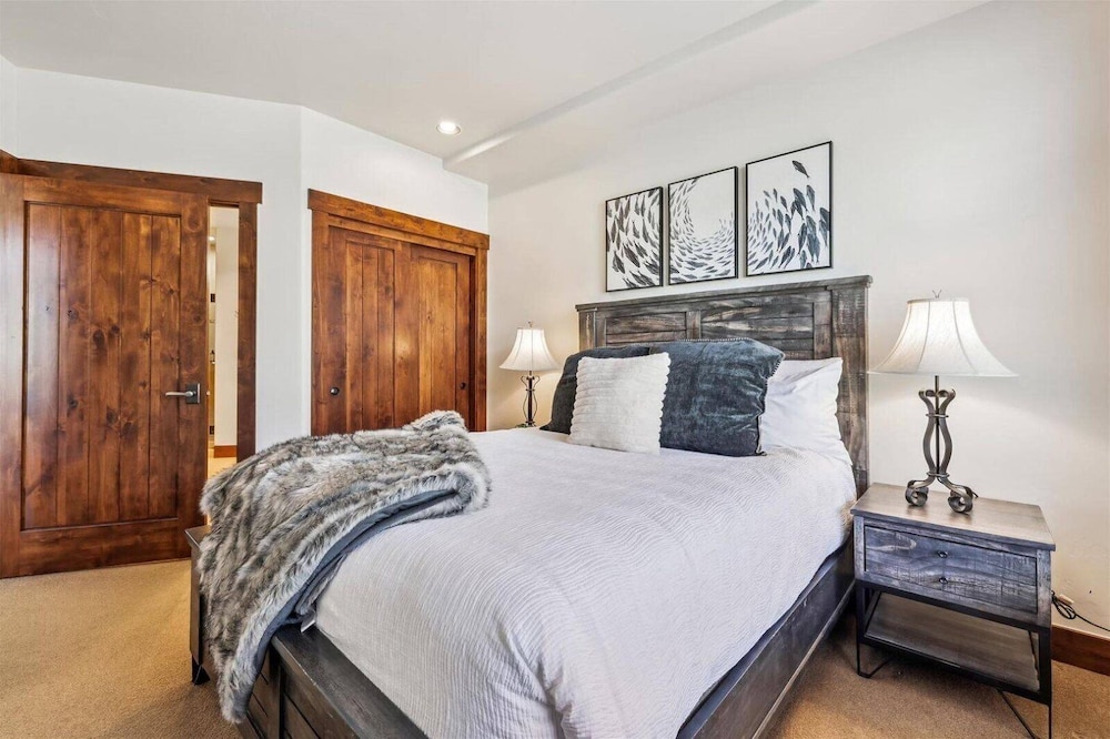 Luxury Crystal Peak Lodge 2 Bedroom Condo - Ski In, Ski Out
