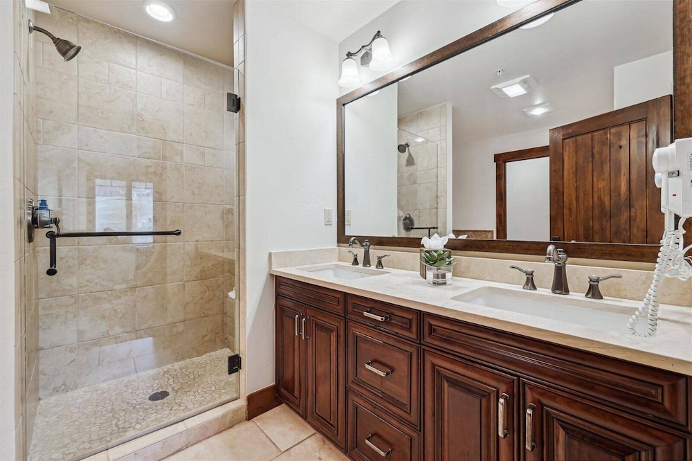 Luxury Crystal Peak Lodge 2 Bedroom Condo - Ski In, Ski Out