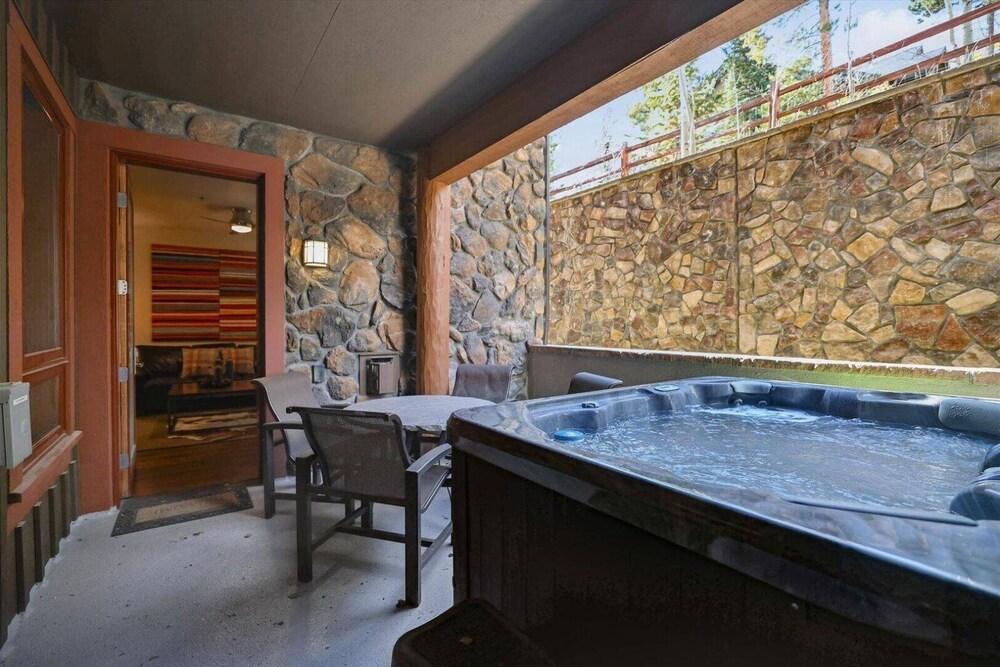 Luxury Ski-in/ski-out Bluesky 2 Bedroom Condo