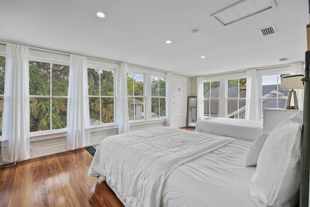 Casa Doble - Two Units, One Location! view 3