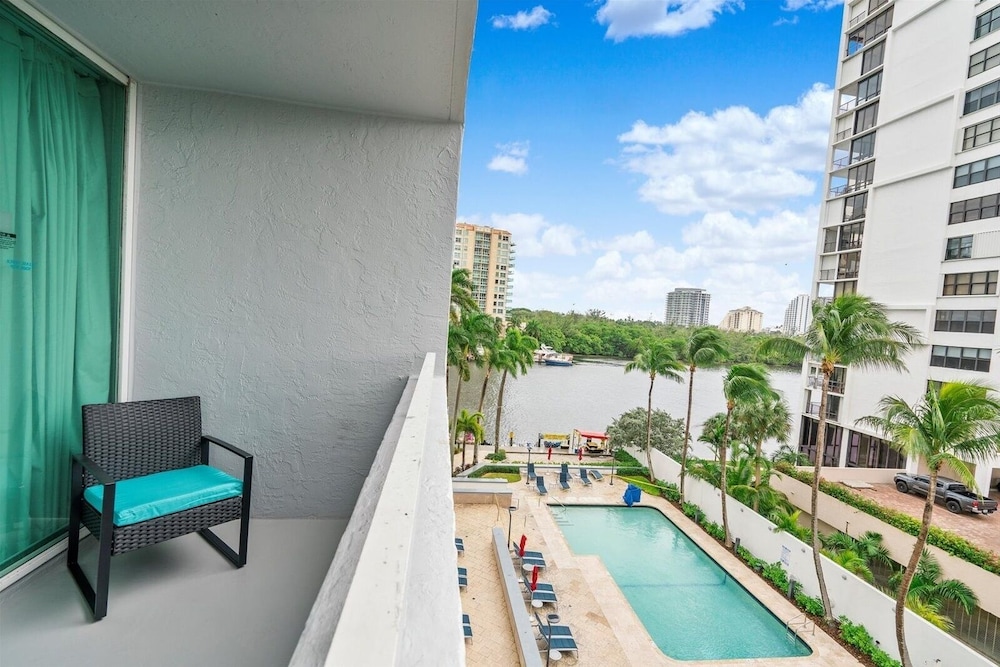 1 Bedroom Suite at GalleryOne 1 Condo by RedAwning - Image 4