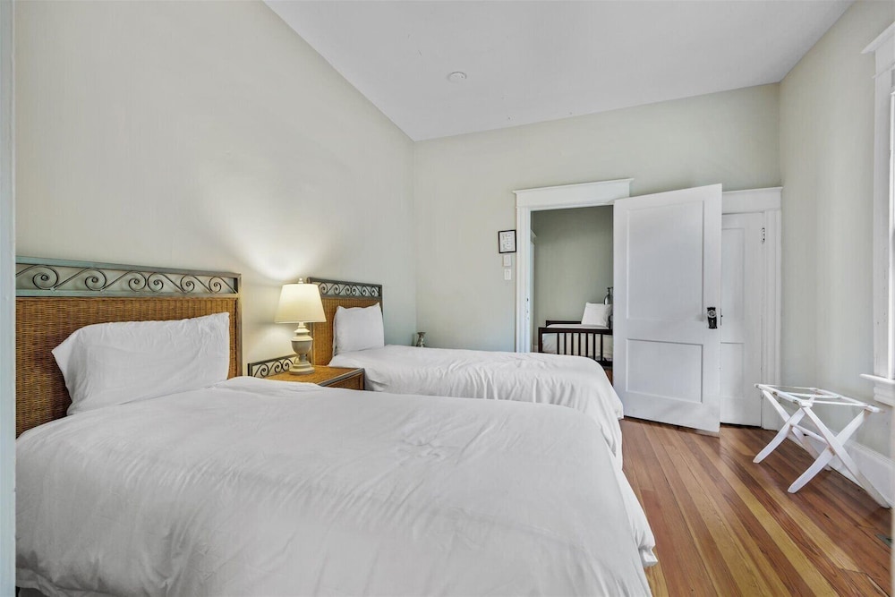 Casa Doble - Two Units, One Location! view 4