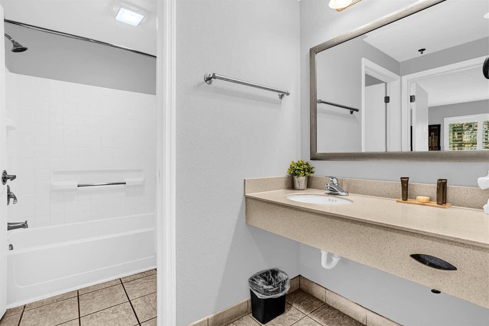 1BR Suite With Pool and Hot Tub Near Disney