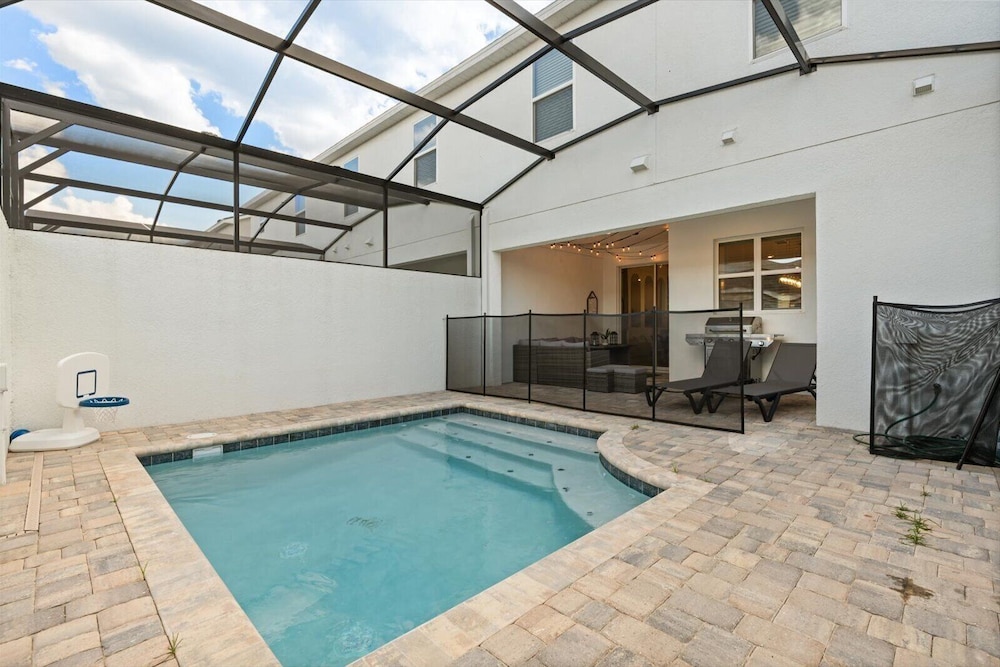 Luxurious 4BR Villa Pool close to Disney