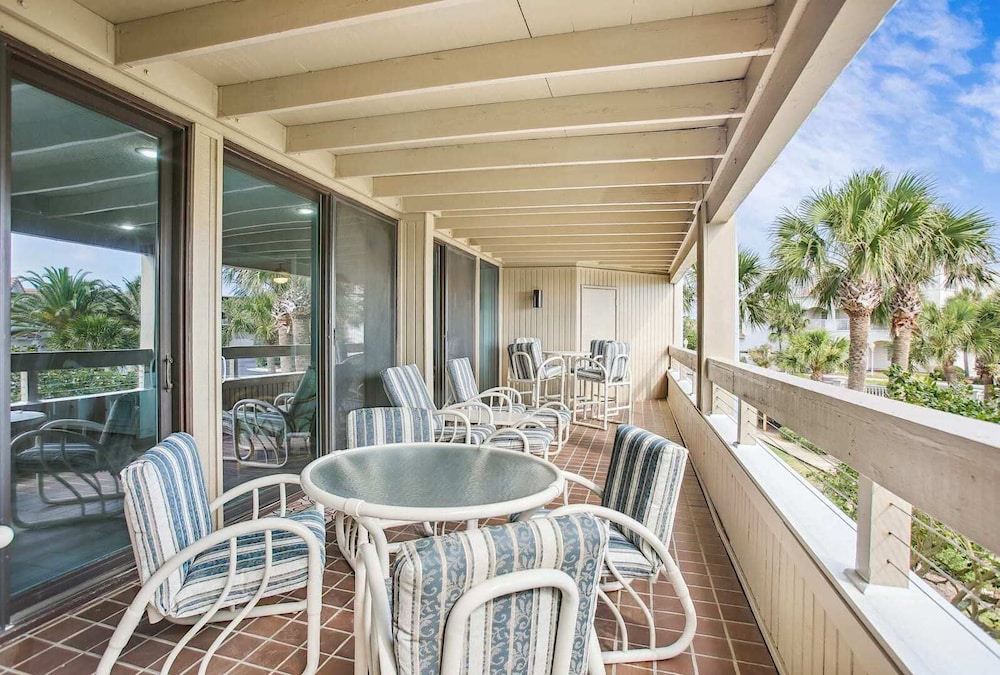 Luxe Oceanfront Retreat: St. Aug Hibiscus D202