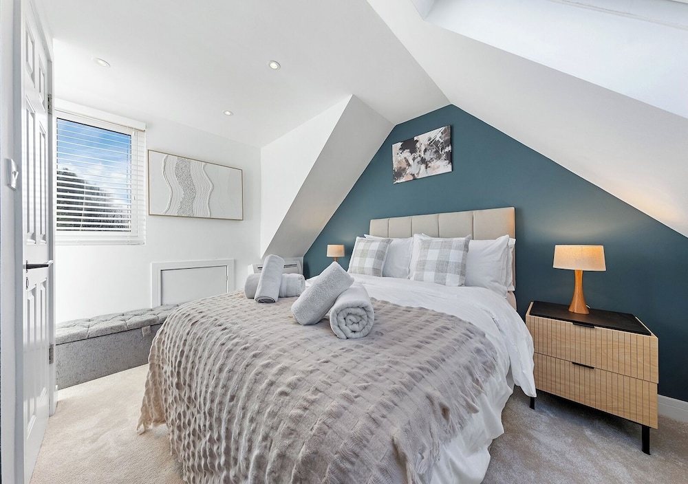 Spacious 4BR Home in Brentford, Free Parking