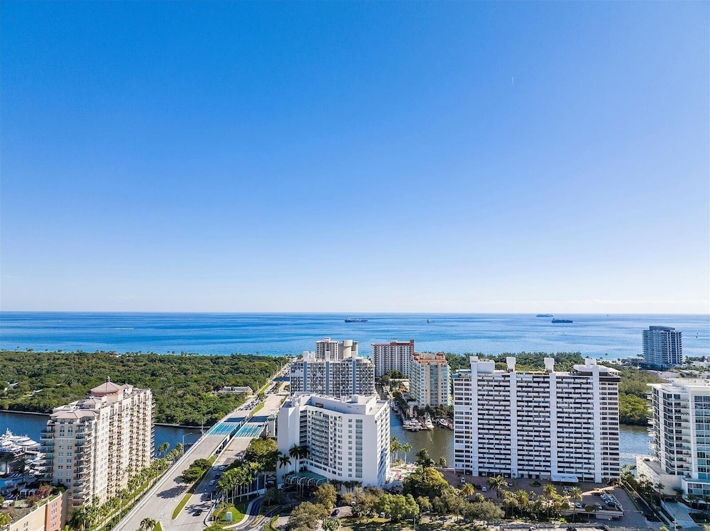 1 Bedroom Suite at GalleryOne 1 Condo by RedAwning - Image 2