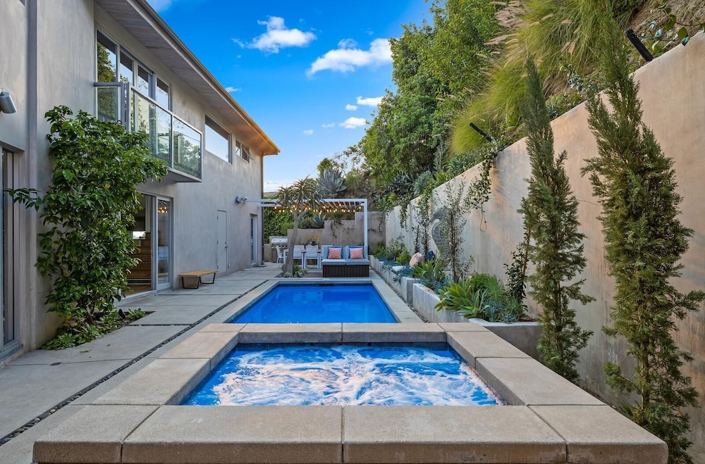 Belle Horizon - Modern Villa With Expansive Balcony and Views