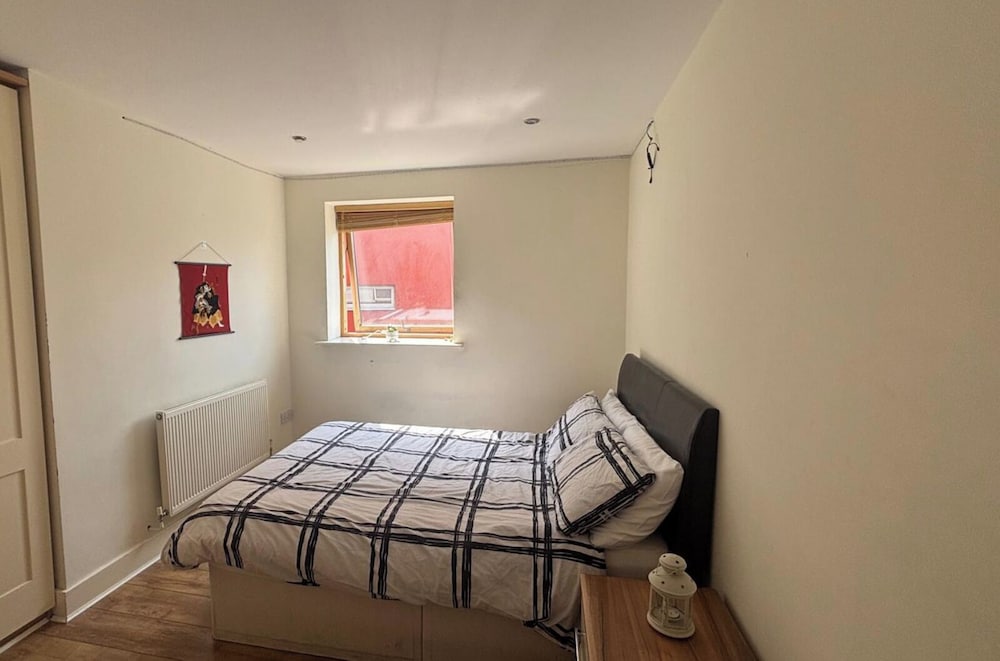 Central Dublin 2-bed Apartment -sleeps 5 & Parking