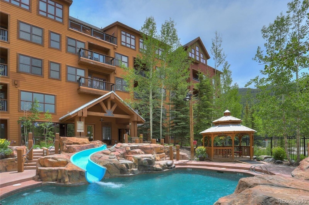 3 Bedroom Condo in River Run with Shared Pool, Hot Tubs, 100 yards to Gondola