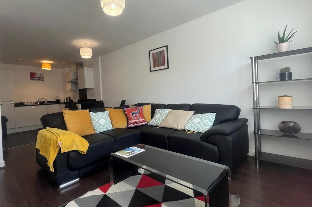 Central 2-bed Apt - Sleeps 4 - Parking & Wifi