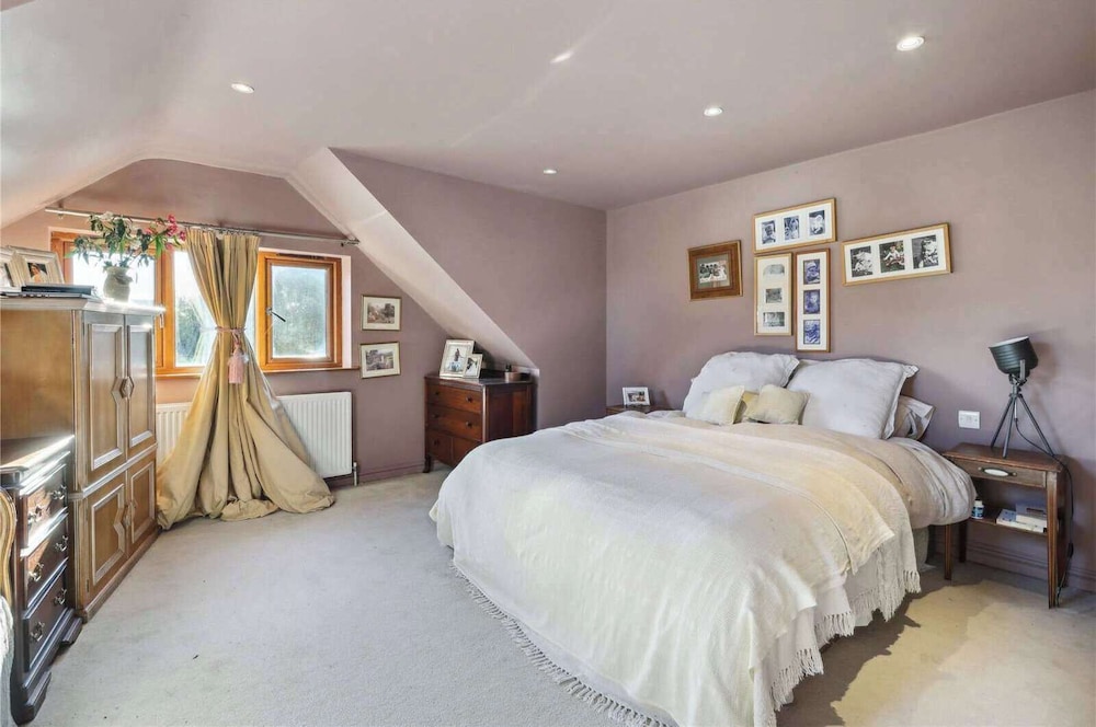 Cobham Home With Annex - Sleeps 6 - bbq & Fire pit