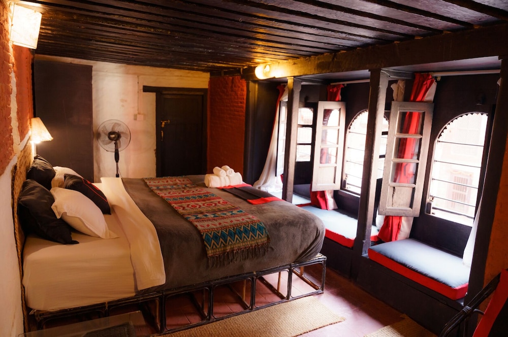 Hira Guest House