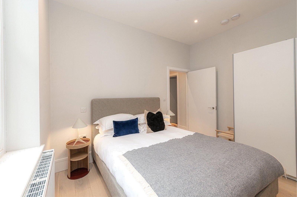 Apartment-sleeps4-parking-100walkingscore