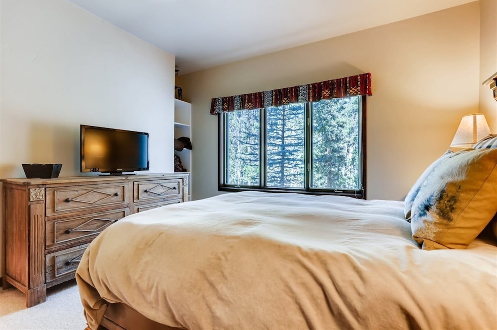 2-2122 Vermont Road view 2