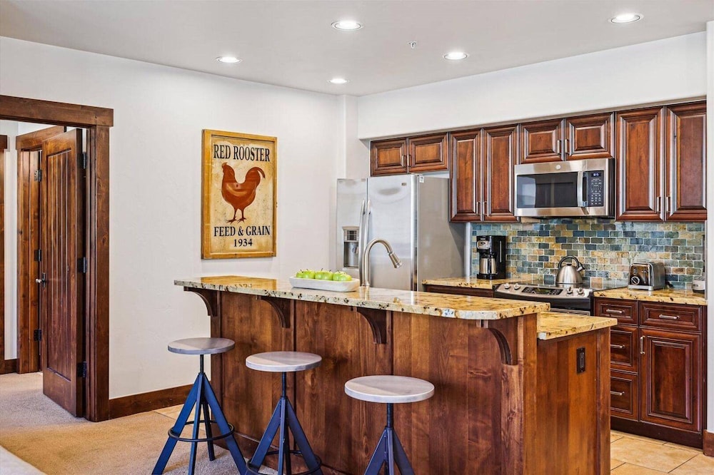 Luxury Crystal Peak Lodge 2 Bedroom Condo - Ski In, Ski Out