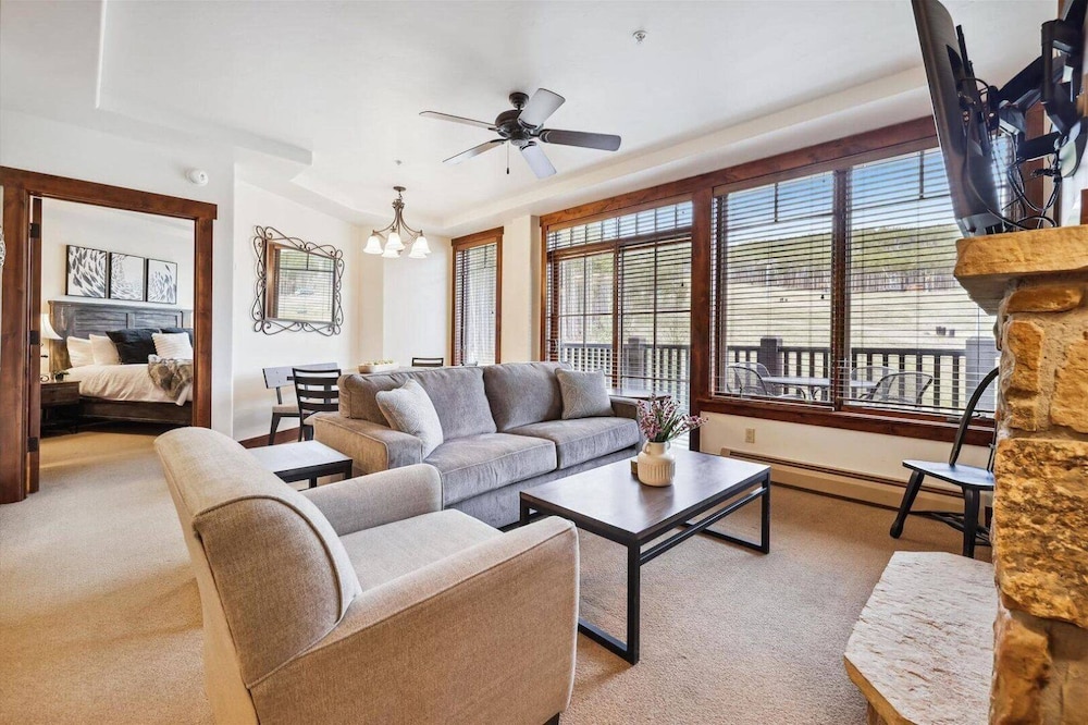 Luxury Crystal Peak Lodge 2 Bedroom Condo - Ski In, Ski Out