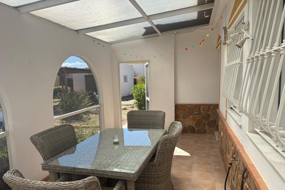 Casa Bueno Sunset Villa - Sleeps 7, Pool & Aircon