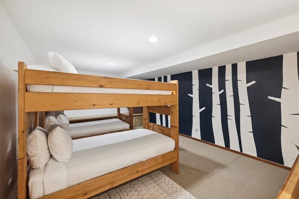 Pet-friendly 3 Bedroom Townhome in Frisco - Short Drive to Breck!