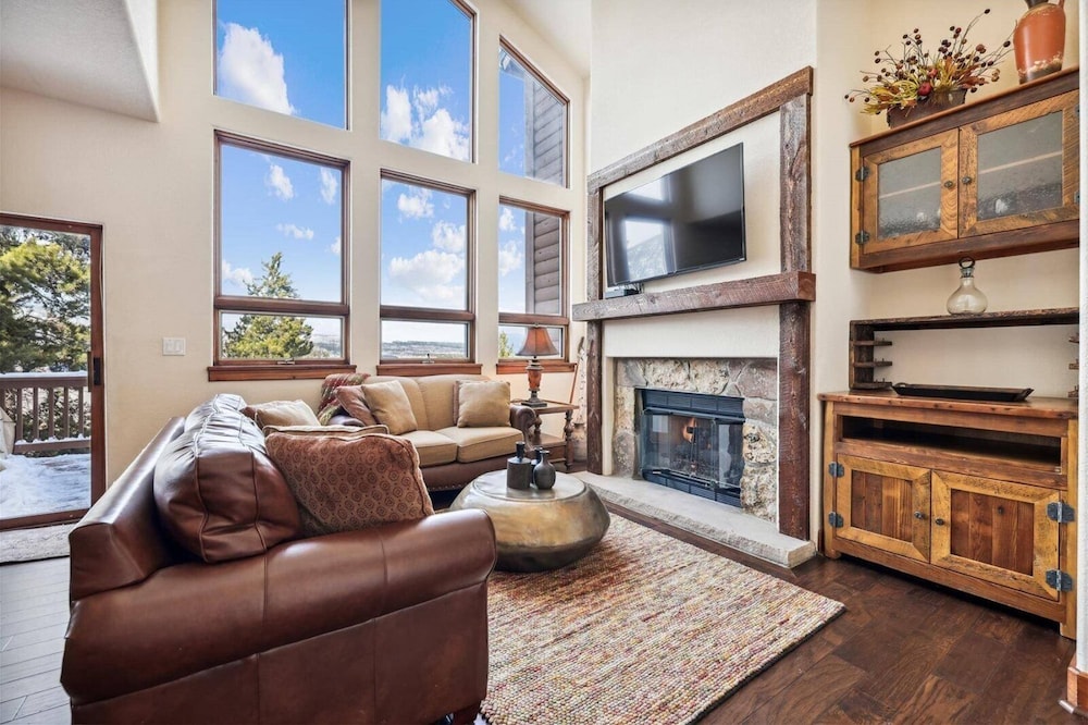 Pet-friendly 4 Bedroom Townhome in Frisco - Short Drive to Breck!