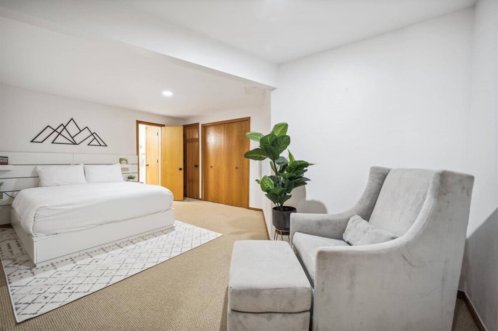 Pet-friendly 3 Bedroom Townhome in Frisco - Short Drive to Breck!