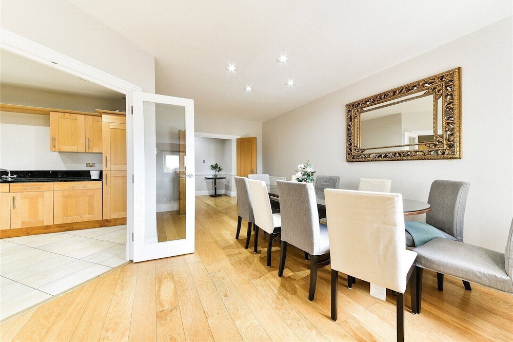 Immaculate 2-bed House in Earls Court W14